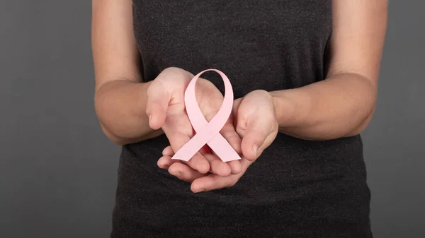 Dziewczyna Trzyma Różową Wstążkę Dłoniach Symbol Walki Rakiem Piersi — Zdjęcie stockowe