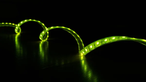 Faixa Decorativa Led Luminosa Cor Verde Fundo Preto — Fotografia de Stock