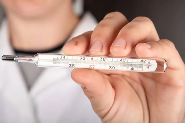 Doctor Holds Mercury Thermometer His Hand Close Diagnosis Coronavirus Covid — Stock fotografie