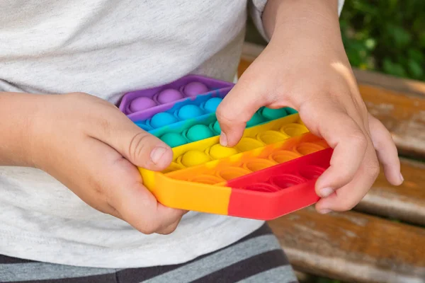Ребенок играет с красочной образовательной игрушкой простая ямочка — стоковое фото