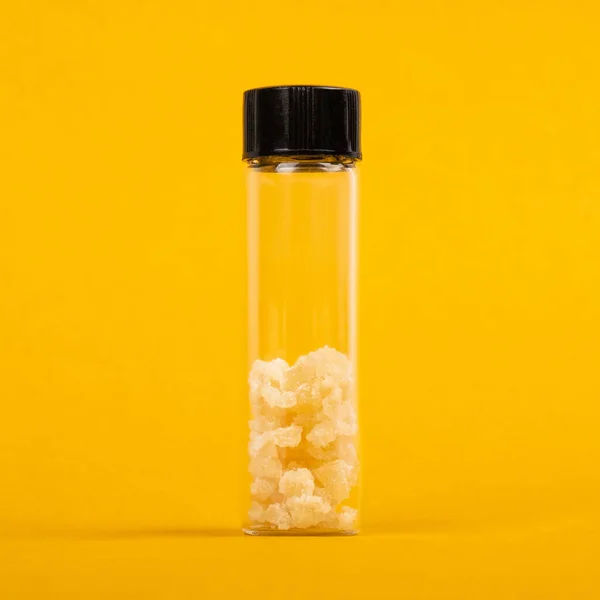 Um pedaços de haxixe puro dab cristal cannabis no fundo amarelo — Fotografia de Stock