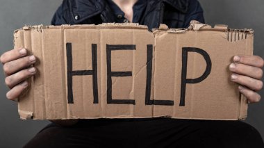 Yardım isteyen bir yazıt, yoksullara yardım etmek için bir gün.