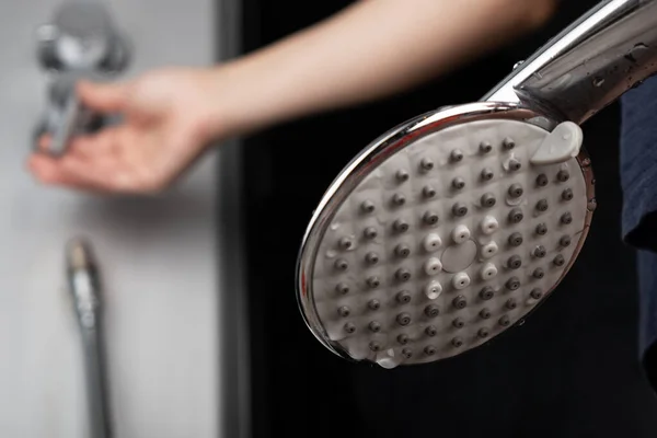 Matikan air panas, air dingin di kepala mandi — Stok Foto