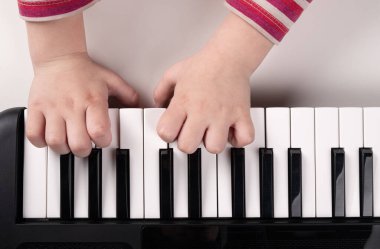 Küçük çocukların elleri piyano üst görünümü, eğitim konsepti
