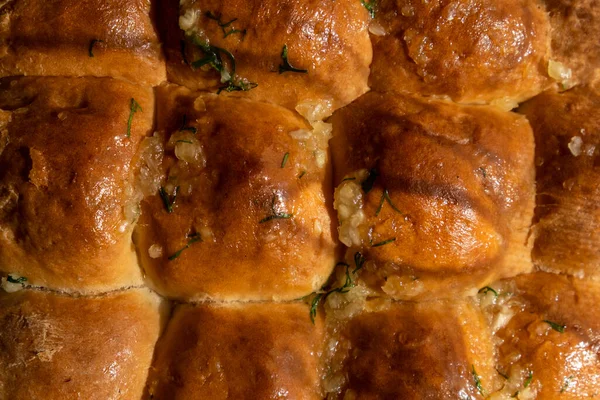 Pães de trigo quente cozidos na hora com alho esfriar após o forno — Fotografia de Stock