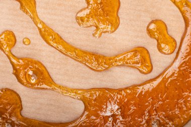 Sarı zemin üzerinde uzanan kenevir cilası konsantrasyonu, marihuana reçinesi