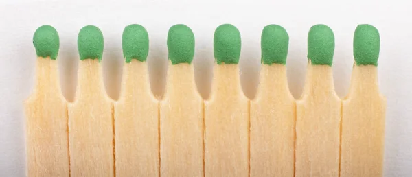 Cerillas de madera cerca aislado sobre fondo blanco —  Fotos de Stock