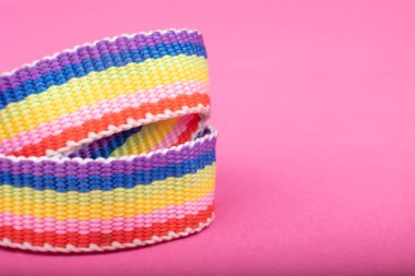 Pembe arkaplanda kopyalama alanı olan lgbt kurdelesi