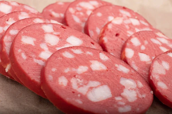 Tranches de saucisses fumées non cuites, saucisses pour sandwichs — Photo