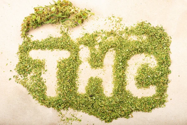 緑の大麻の芽から作られたTHCワード碑文 — ストック写真