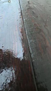 Yağmurda ıslak bir bankın yakın çekimi. Yüksek kalite 4k görüntü