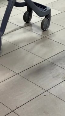 Marketten alışveriş arabasıyla geçen bir müşteri. Yüksek kalite 4k görüntü