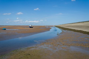 Meols, The Wirral, İngiltere: 23 Haziran 2020: Düşük gelgitte küçük tekneler kumda dinleniyor.