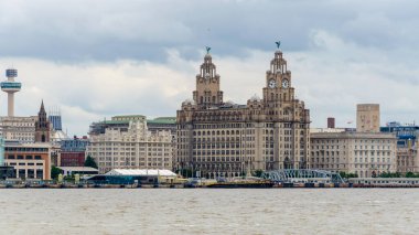 Seacombe, İngiltere: 23 Haziran 2020: Mersey Nehri üzerinden Liverpool Rıhtımı 'na bakan genel bir manzara. 
