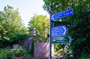 Caldy, İngiltere: 23 Haziran 2020: Wirral Circular Trail kullanan aylaklar, bisikletçiler ve at binicileri için bir işaret noktası. 