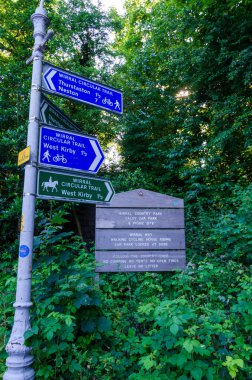 Caldy, İngiltere: 23 Haziran 2020: Bir otopark ve piknik alanının yanındaki tabela, Wirral Circular Yolu kullanan aylakların, bisikletçilerin ve at binicilerinin yönlerini gösteriyor. 