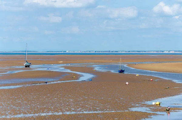 Meols, The Wirral, İngiltere: 23 Haziran 2020: Düşük gelgitte küçük tekneler kumda dinleniyor.