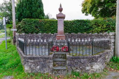 Bryneglwys; İngiltere: 20 Haziran 2020: Savaş Anıtı manzaralı köyün genel bir sahnesi