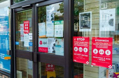 Bala; İngiltere: 20 Eylül 2020: Rowlands Chemists 'in Bala şubesinin vitrininde sosyal uzaklık ve korona virüsü tavsiyeleri hakkında gösterilen bilgi tabelaları var