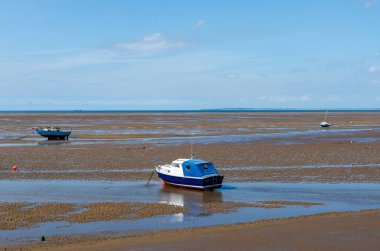 Meols, The Wirral, İngiltere: 23 Haziran 2020: Düşük gelgitte küçük tekneler kumda dinleniyor.