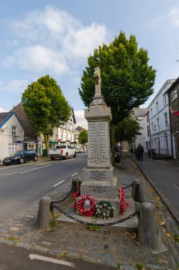 Bala; İngiltere: 20 Eylül 2020: The War Memorial in the front of a general street scene of the High Street on a sunny, early umn Sunday.