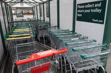 Rhyl; İngiltere: Ocak 01, 2021: Bir İzlanda süpermarketinden bir tramvay Morrison 'un birkaç tramvayı ile birlikte bir tramvay barınağına yerleştirildi.