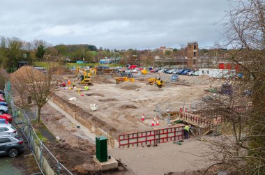 Mold, Flintshire; İngiltere: 28 Ocak 2021: Galler 'in Mold kasabasındaki yeni Aldi süpermarket sahasında inşaat çalışmaları başladı.
