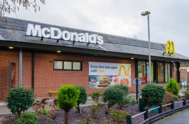 Mold, Flintshire; Birleşik Krallık: 28 Ocak 2021: Galler 'in Mold kasabasında McDonalds tarafından işletilen restoran hala açık ve salgın sırasında servis şeridini işletiyor..