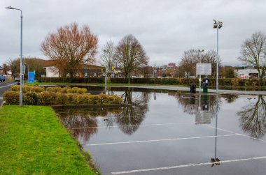 Mold, Flintshire; Birleşik Krallık: 28 Ocak 2021: Kuzey Galler 'in pazar kasabası Mold' daki Love Lane otoparkı son fırtınalar ve aşırı sağanak yağış sonrasında sular altında kaldı.