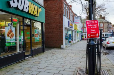 Mold, Flintshire; Birleşik Krallık: 28 Ocak 2021: Bir perşembe günü öğleden sonra çok sakin bir küf merkezi. İşletmelerin ticarete devam etmesine izin veriliyor