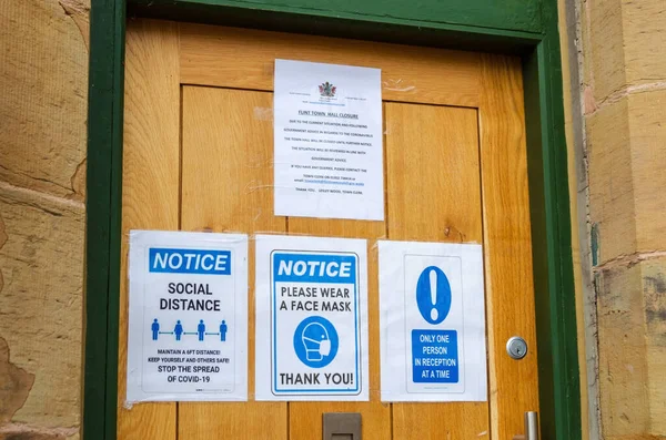 英国弗林特 2021年1月28日 弗林特市政厅入口关了门 发布了关于社会疏离和流行病的信息通知和标志 — 图库照片