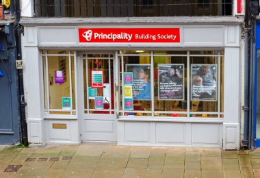 Chester; Birleşik Krallık: 29 Ocak 2021: Principality Building Society ofisi tecrit sırasında açık kalır. Bankalar ve inşaat toplumları temel işletmeler olarak sınıflandırılır.