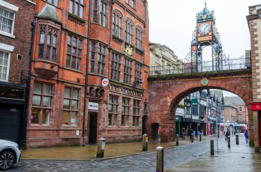 Chester; 29 Ocak 2021: Chester 'ın tarihi şehir merkezinde Cuma öğleden sonra yapılan genel bir görüş, Corona virüsü salgını sırasında çok az insanın alışverişe çıktığını ortaya koyuyor..