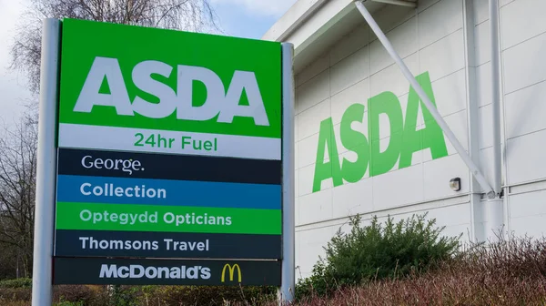 Queensferry; Birleşik Krallık: 29 Ocak 2021: Asda süpermarketi ve 24 saatlik yakıt istasyonu imzası.