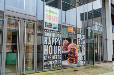 Chester; 29 Ocak 2021: Pepper Caddesi 'ndeki Firejacks' te pencere reklamları, restoranın kalıcı olarak kapatılmasına ve mevcut olanaklara rağmen hâlâ menü öğelerini tanıtıyor.