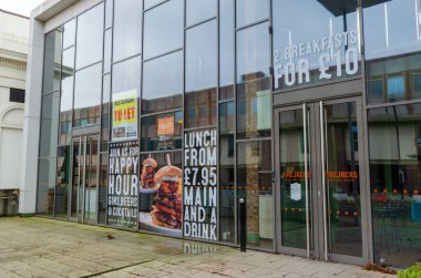 Chester; 29 Ocak 2021: Pepper Caddesi 'ndeki Firejacks' te pencere reklamları, restoranın kalıcı olarak kapatılmasına ve mevcut olanaklara rağmen hâlâ menü öğelerini tanıtıyor.