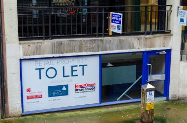 Chester; Birleşik Krallık: 29 Ocak 2021: Watergate Caddesi 'nde boş perakende satışta. Arazi Chester 'ın ünlü The Rows' unun alt ya da sokak seviyesinde..