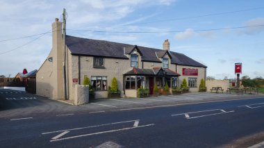 Caerwys, Flintshire; İngiltere: 11 Şubat 2021: The Piccadilly Inn 18. yüzyıldan kalma. Bar, adını Lord Mostyn 'in sahibi olduğu Piccadilly adında bir atın Holywell yakınlarındaki bir yarışı kazanmasından sonra aldı. 