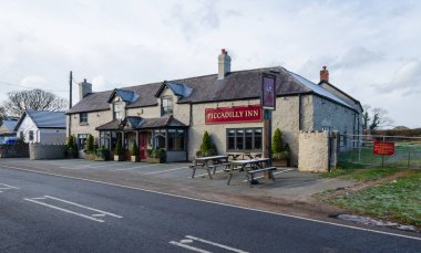 Caerwys, Flintshire; İngiltere: 11 Şubat 2021: The Piccadilly Inn 18. yüzyıldan kalma. Bar, adını Lord Mostyn 'in sahibi olduğu Piccadilly adında bir atın Holywell yakınlarındaki bir yarışı kazanmasından sonra aldı. 