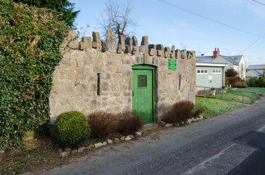 Caerwys, Flintshire; Birleşik Krallık: 11 Şubat 2021: Caerwys 'de inşa edilen kare, taş sığınak eskiden başıboş çiftlik hayvanlarını barındırabilmek için kullanılan bir eşik..