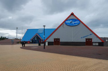 Rhyl, Denbighshire; Birleşik Krallık: 21 Şubat 2021: Bir pazar öğleden sonra SeaQuarium 'un yanında çok sessiz bir gezinti alanı