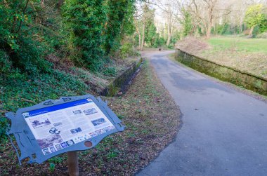 Holywell, Flintshire, İngiltere: 2. Mar 2021: Eski kullanılmayan bir demiryolu hattı asfalt yüzeyi ve ulaşılabilir yol olarak yeniden tasarlandı. Aylaklara, bisikletçilere ve mobilet kullanıcılarına açıktır.