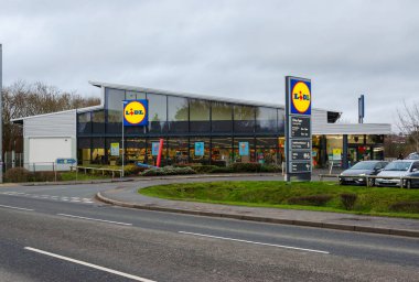 Mold, Flintshire; Birleşik Krallık: 28 Ocak 2021: Küresel perakende süpermarket şirketi, Mold kasabasında modern bir mağaza işletiyor..