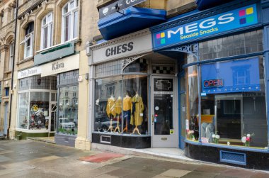 Llandudno, İngiltere: 18 Mart 2021: Salgın sırasında birçok şehir merkezi işletmesinin geçici olarak kapatıldığı Mostyn Caddesi 'nin genel sokak manzarası.