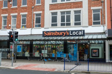 Llandudno, İngiltere: 18 Aralık 2021: Sainsbury 's' in Mostyn Caddesi 'nde ana cadde bakkalı var 