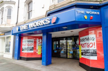 Llandudno, İngiltere: 18 Mart 2021: The Works 'ün Mostyn Caddesi şubesi her şeyin satılması gereken bir satış ilanı veriyor. Kitaplar, hediyeler, sanatlar ve el sanatları zinciri kurarlar..