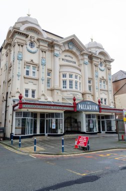 Llandudno, İngiltere: 18 Aralık 2021: Gloddaeth Caddesi 'ndeki Palladium önceden bir tiyatroydu ama şimdi bir Wetherspoons halk evi. Burada Coronavirus tecridi sırasında kapalı görünüyor.