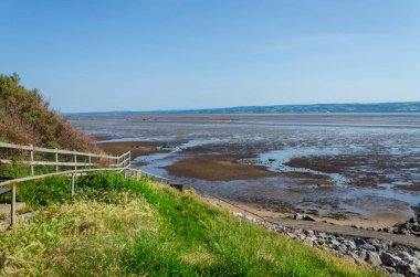 Caldy Sahili, Dee Nehri 'nin Wirral tarafında yer almaktadır.