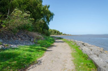 Kuzey Galler 'deki Dee Nehri' nin kıyısındaki Flint Kıyısı 'nda gelgit yükselmiş. Kuzey Galler Sahil Yolu' nu takip ediyor.