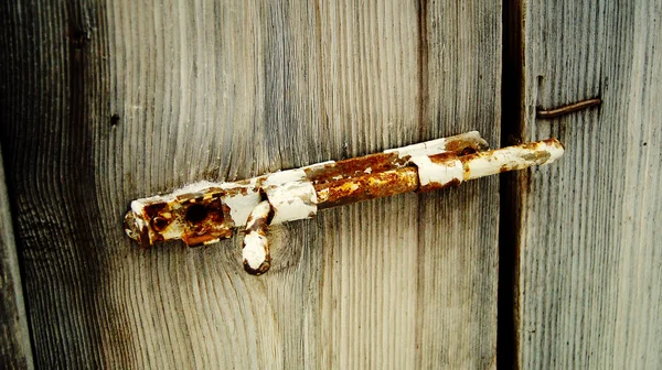 El pestillo es viejo y oxidado — Foto de Stock